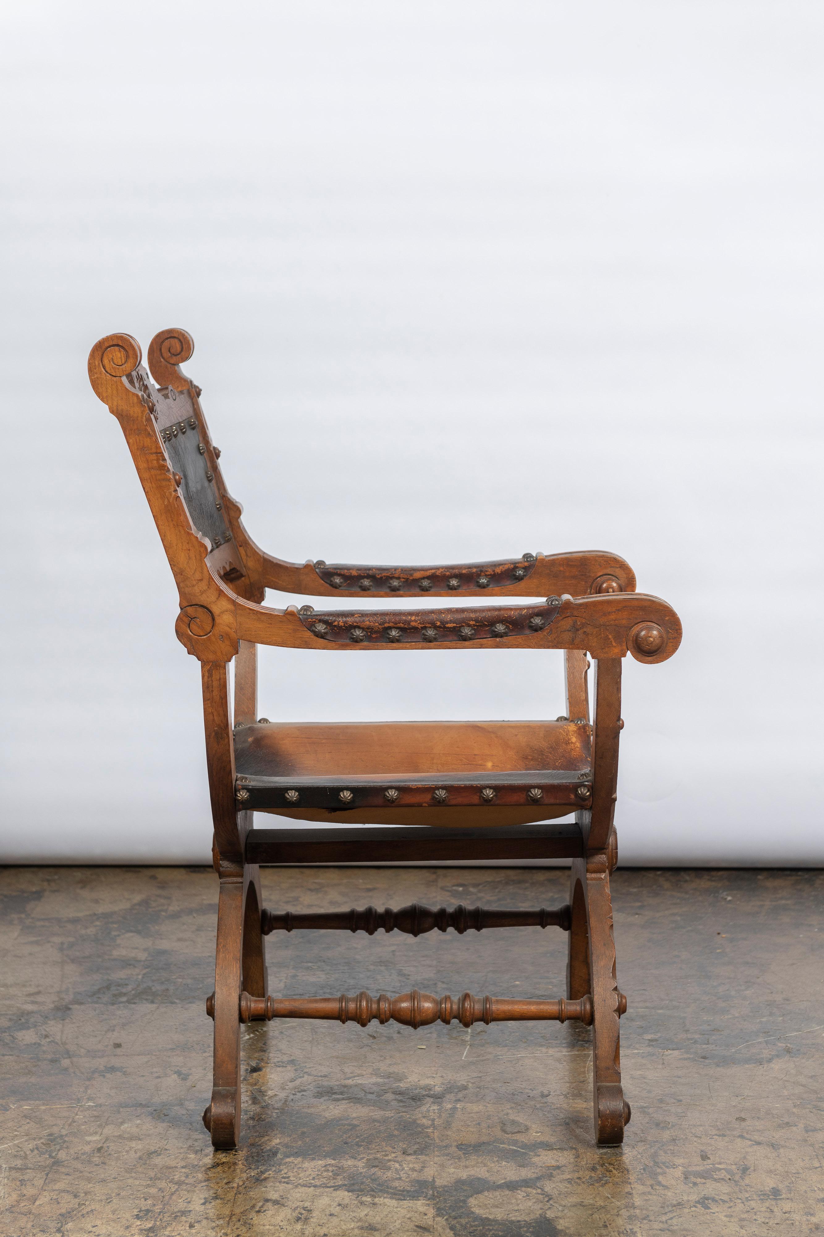 20th Century Antique Italian Armchair in Carved Wood and Leather For Sale