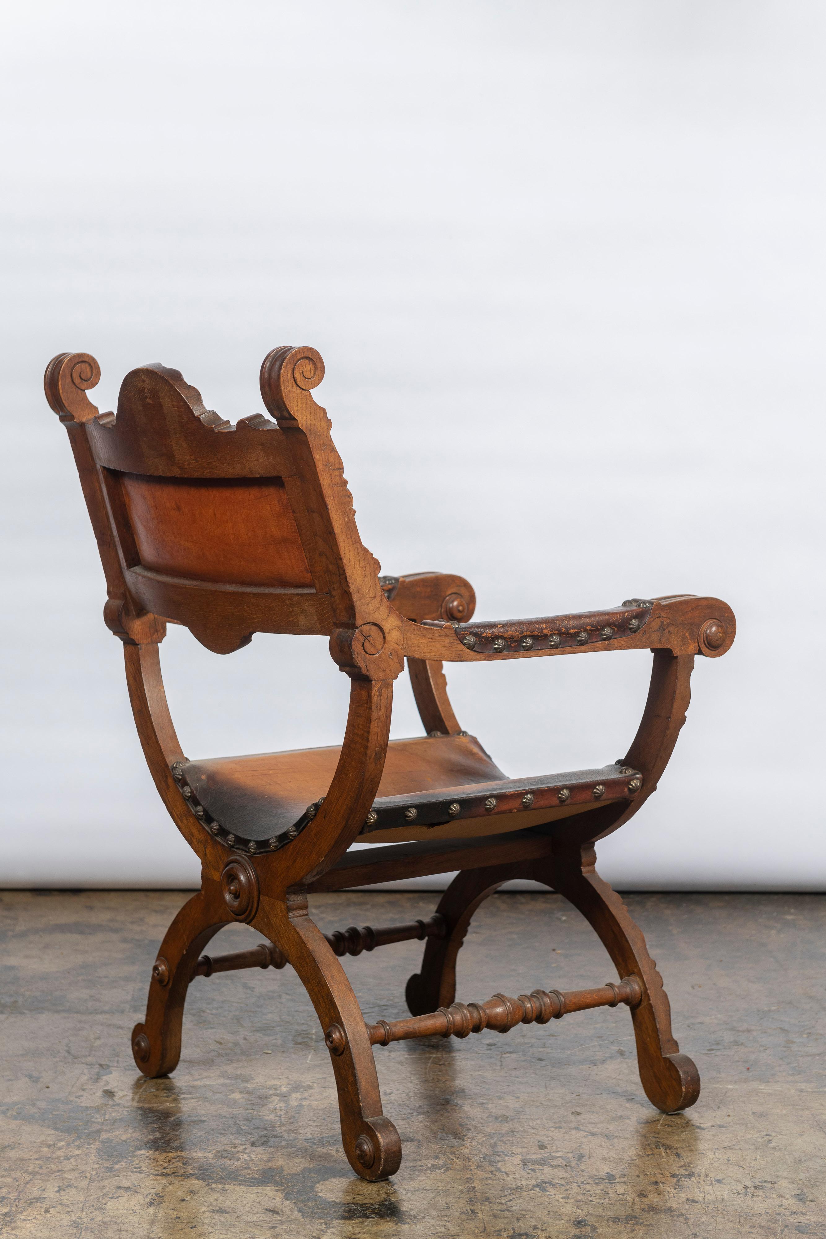 Antique Italian Armchair in Carved Wood and Leather For Sale 2