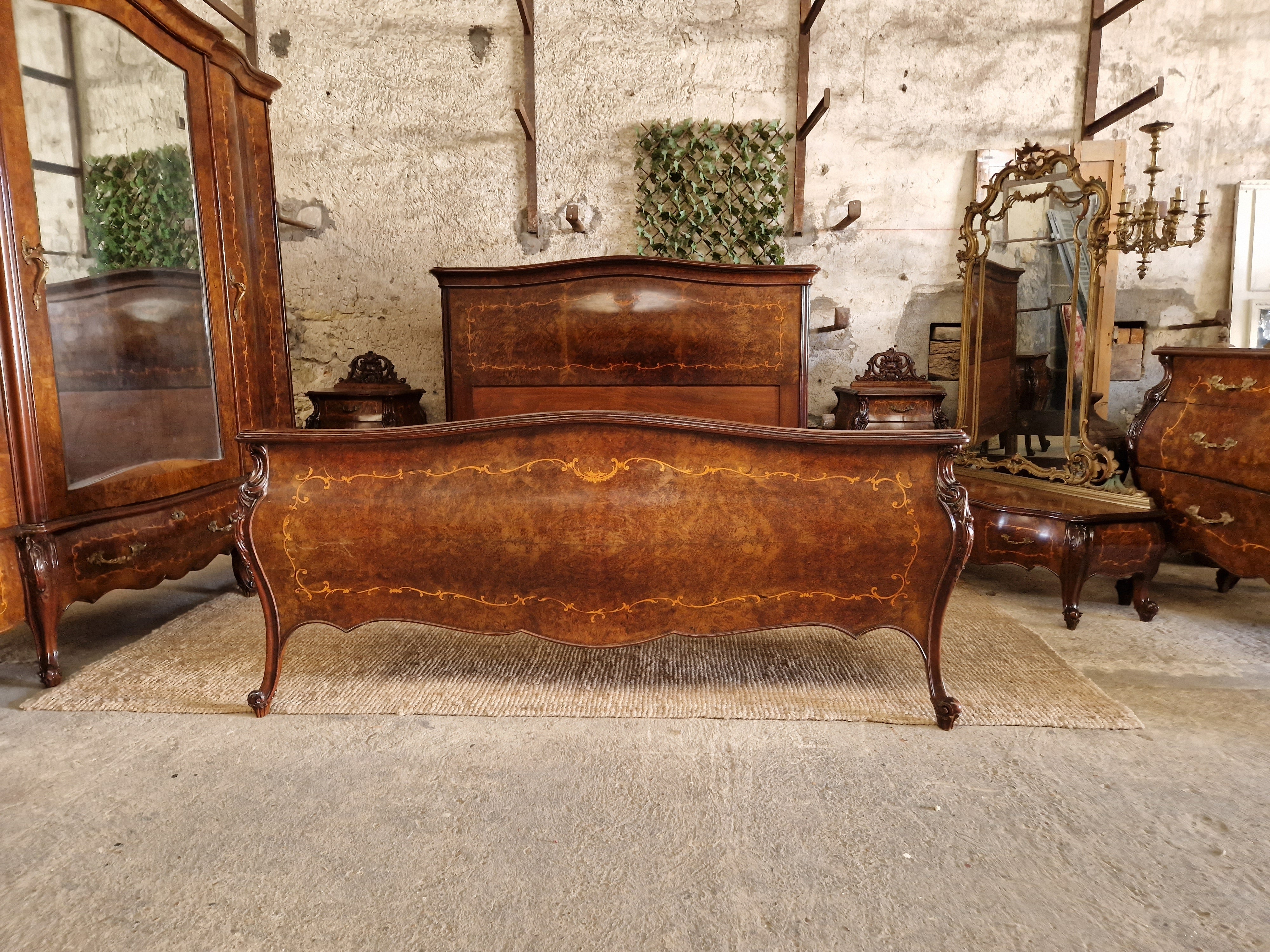Esta exquisita Cama Bombe italiana es una magnífica Cama king-size grande (170 cm) con un impresionante cabecero y piecero estilo Bombe, fabricados en madera con una hermosa chapa de nogal. La cama tiene una fabulosa forma curva y es de estilo
