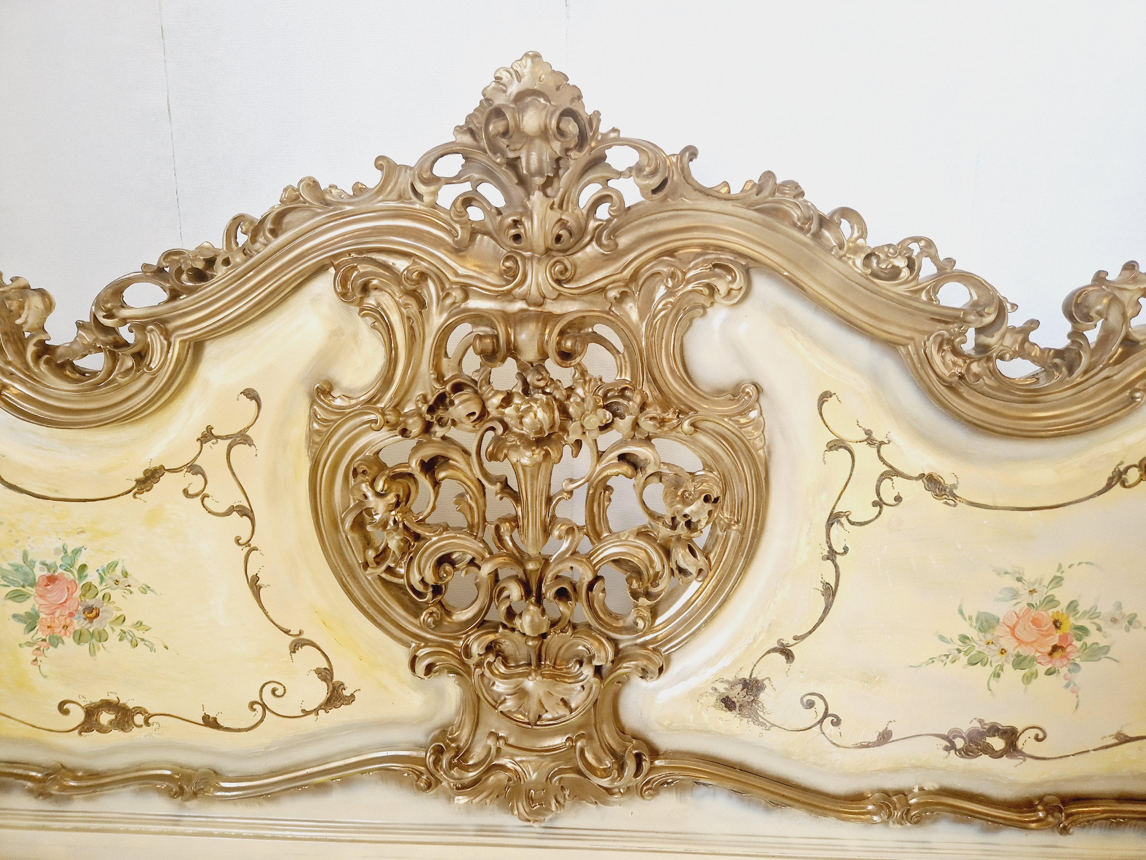 Antikes italienisches Barockbett im venezianischen Stil (Lackiert)