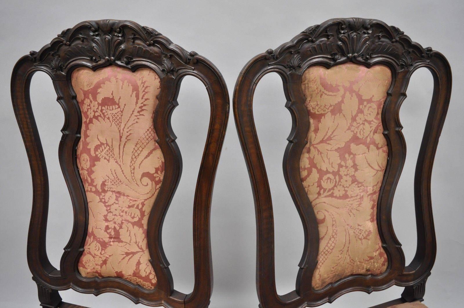 Set aus sechs antiken italienischen Barock-Esszimmerstühlen aus geschnitztem Nussbaumholz im französischen Stil (Europäisch) im Angebot
