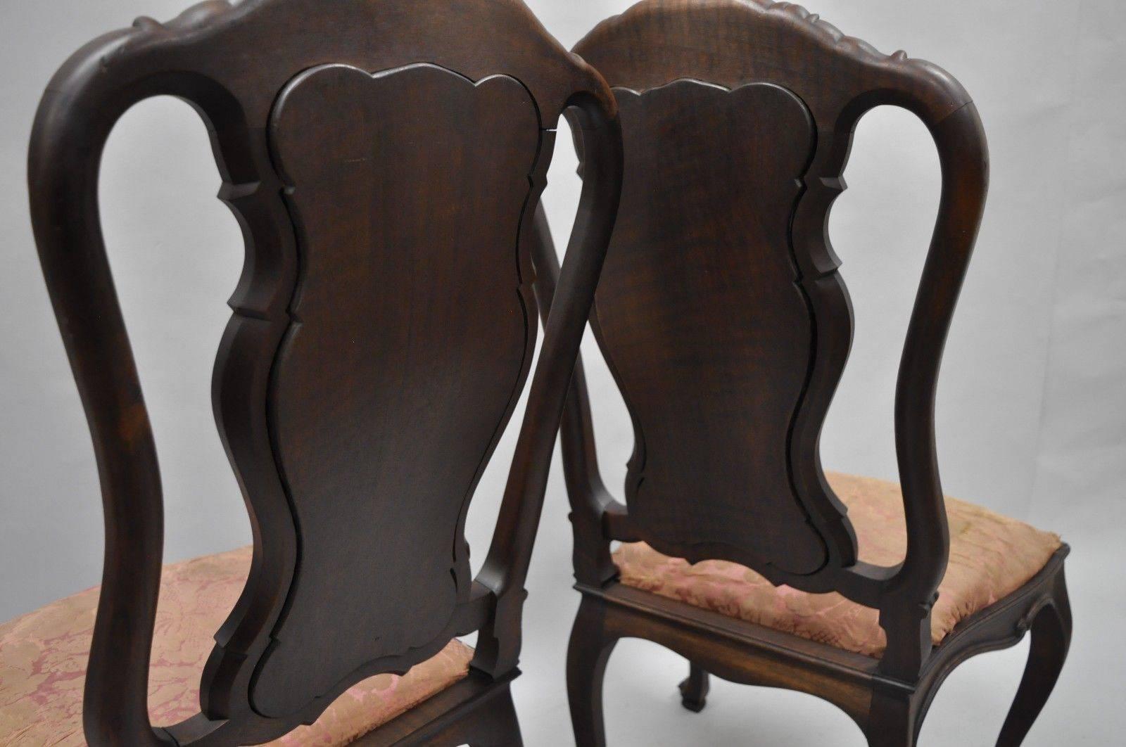 Noyer Ensemble de six chaises de salle à manger italiennes baroques anciennes en noyer sculpté de style français en vente