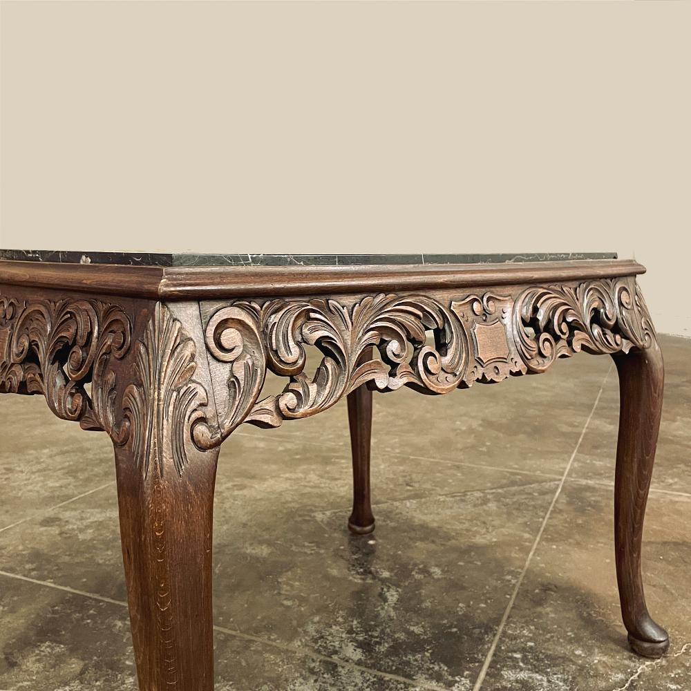 Table basse baroque italienne ancienne en bois fruitier avec plateau en marbre en vente 1