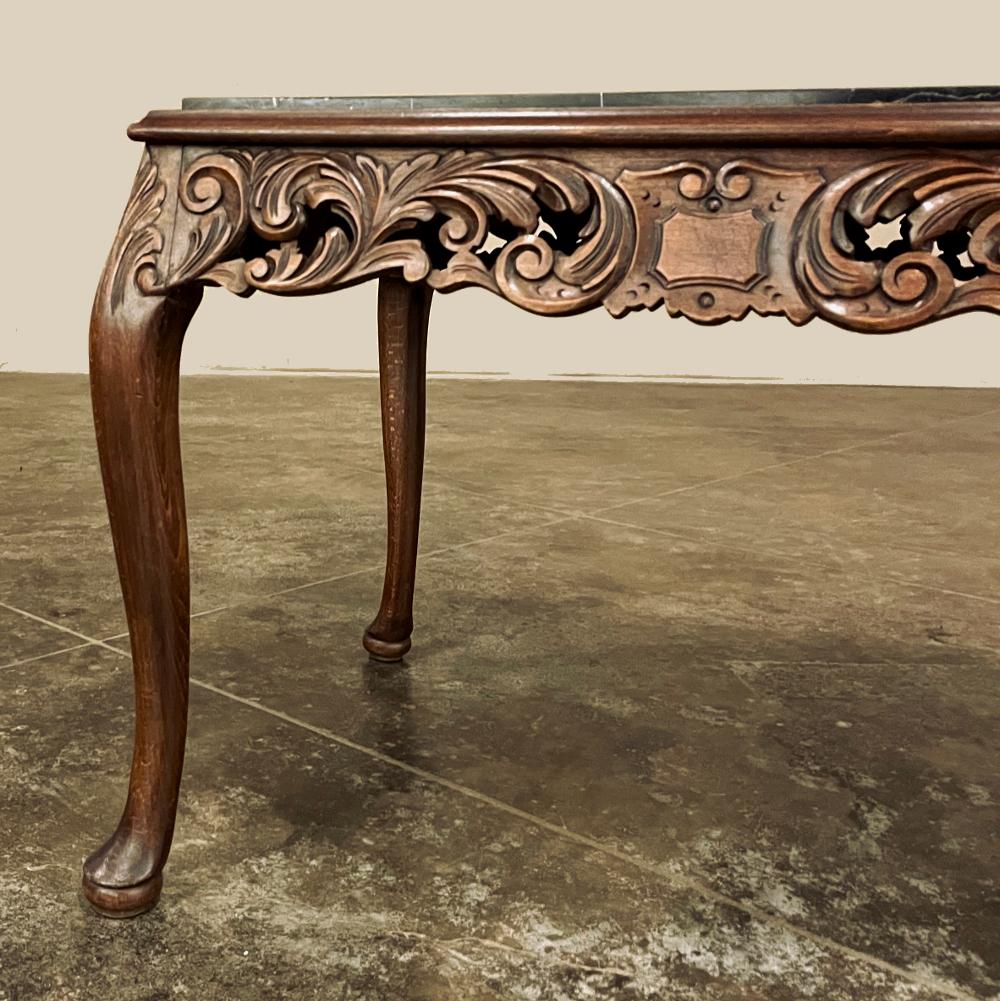 Table basse baroque italienne ancienne en bois fruitier avec plateau en marbre en vente 3