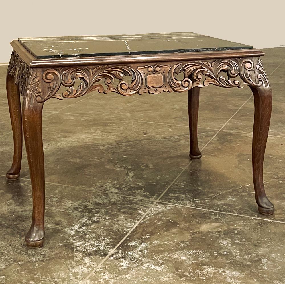 L'ancienne table basse baroque italienne en bois fruitier à plateau de marbre est une belle expression du style renaissance baroque, exprimée de manière sobre en bois fruitier massif, sculpté tout autour du tablier à travers le bois pour un effet