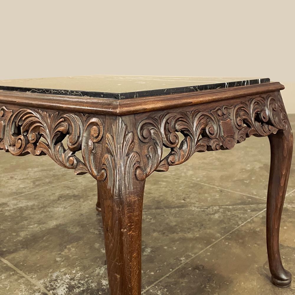 Marbre Table basse baroque italienne ancienne en bois fruitier avec plateau en marbre en vente