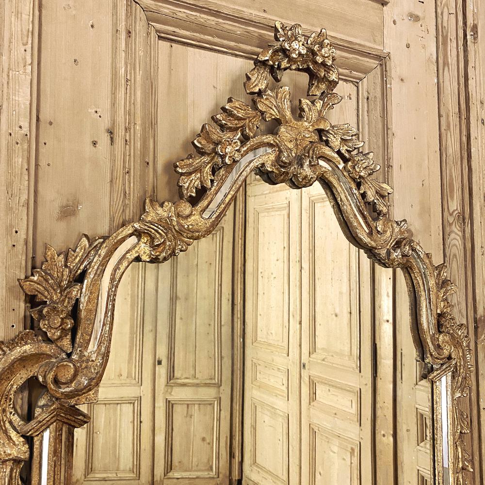 Antiker italienischer Barockspiegel aus vergoldetem Holz im Angebot 1