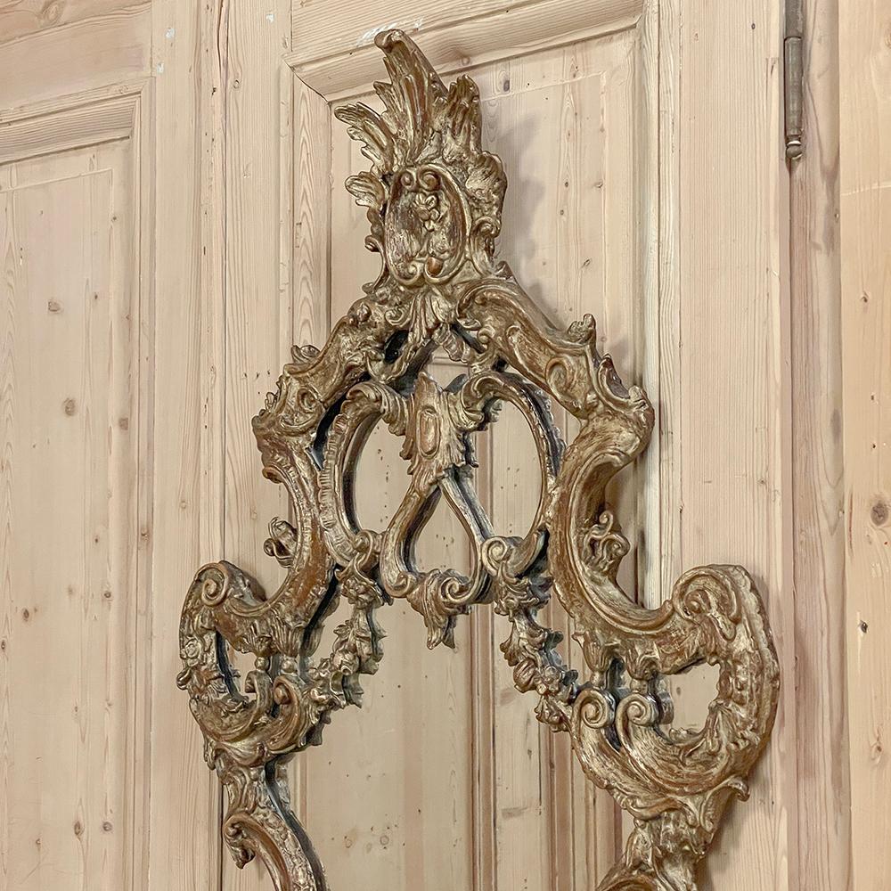 Miroir mural baroque italien ancien en bois doré en vente 6