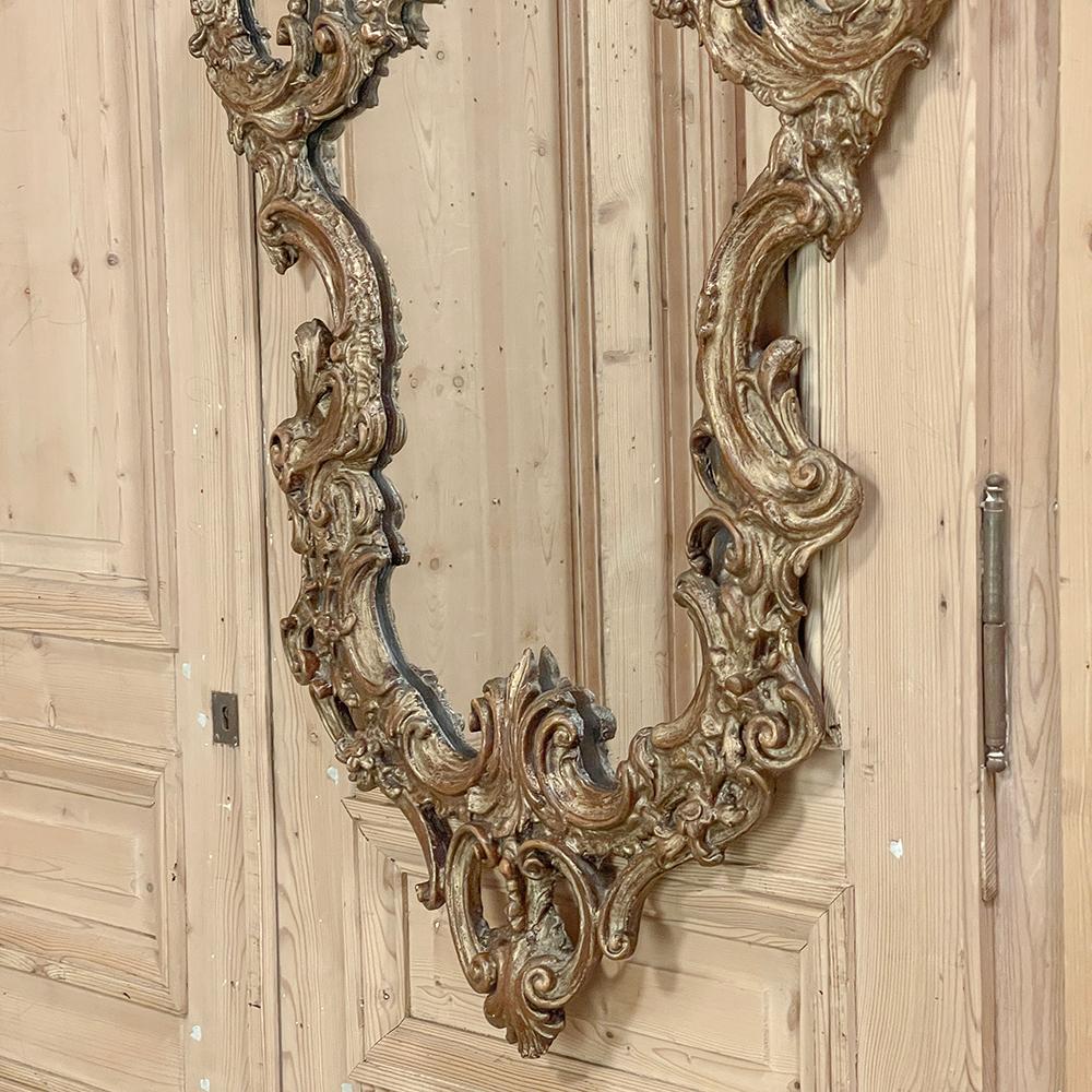 Miroir mural baroque italien ancien en bois doré en vente 7
