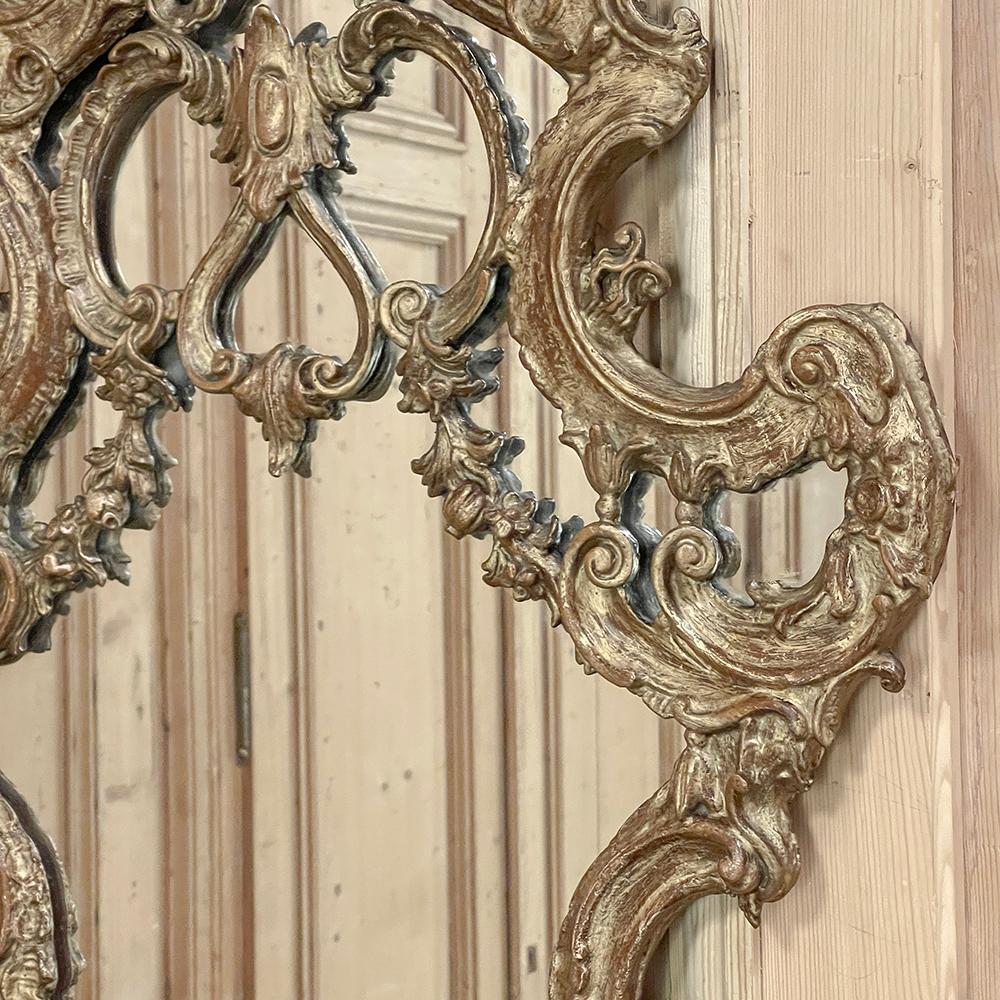 Miroir mural baroque italien ancien en bois doré en vente 8