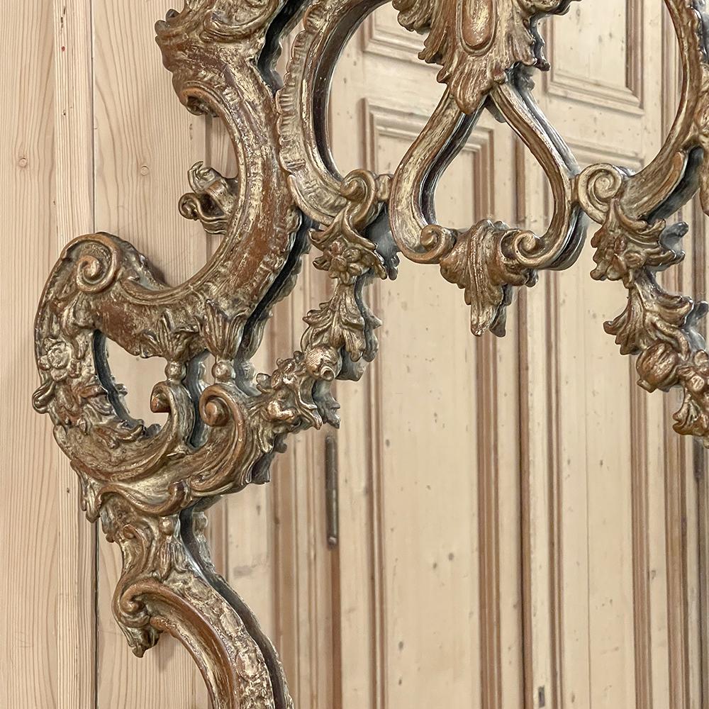 Miroir mural baroque italien ancien en bois doré en vente 9