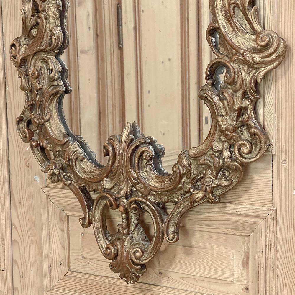 Miroir mural baroque italien ancien en bois doré en vente 10
