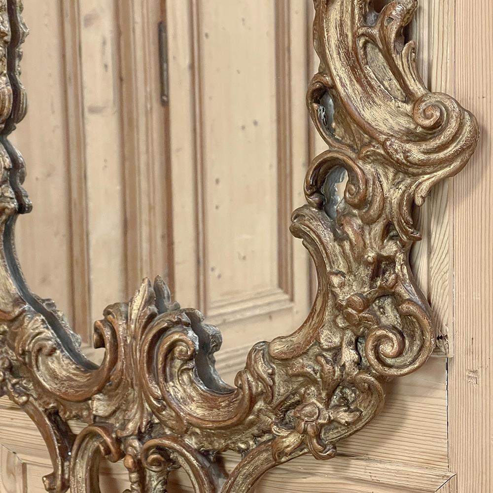 Miroir mural baroque italien ancien en bois doré en vente 11
