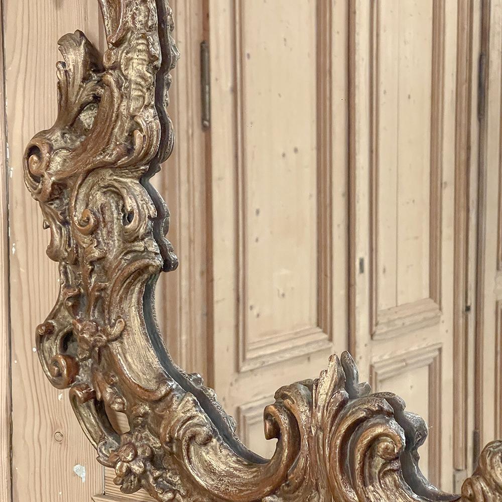 Miroir mural baroque italien ancien en bois doré en vente 12