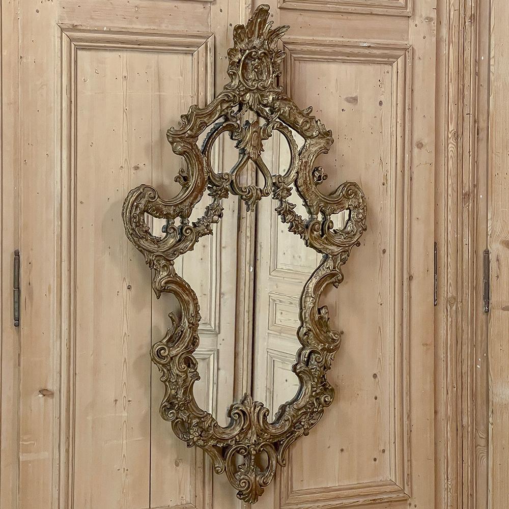L'ancien miroir mural baroque italien en bois doré représente l'essence du style né de l'esprit créatif des maîtres artisans italiens au début du XVIIe siècle, et qui a inspiré de nombreuses itérations de style au cours des siècles suivants.  Ici,