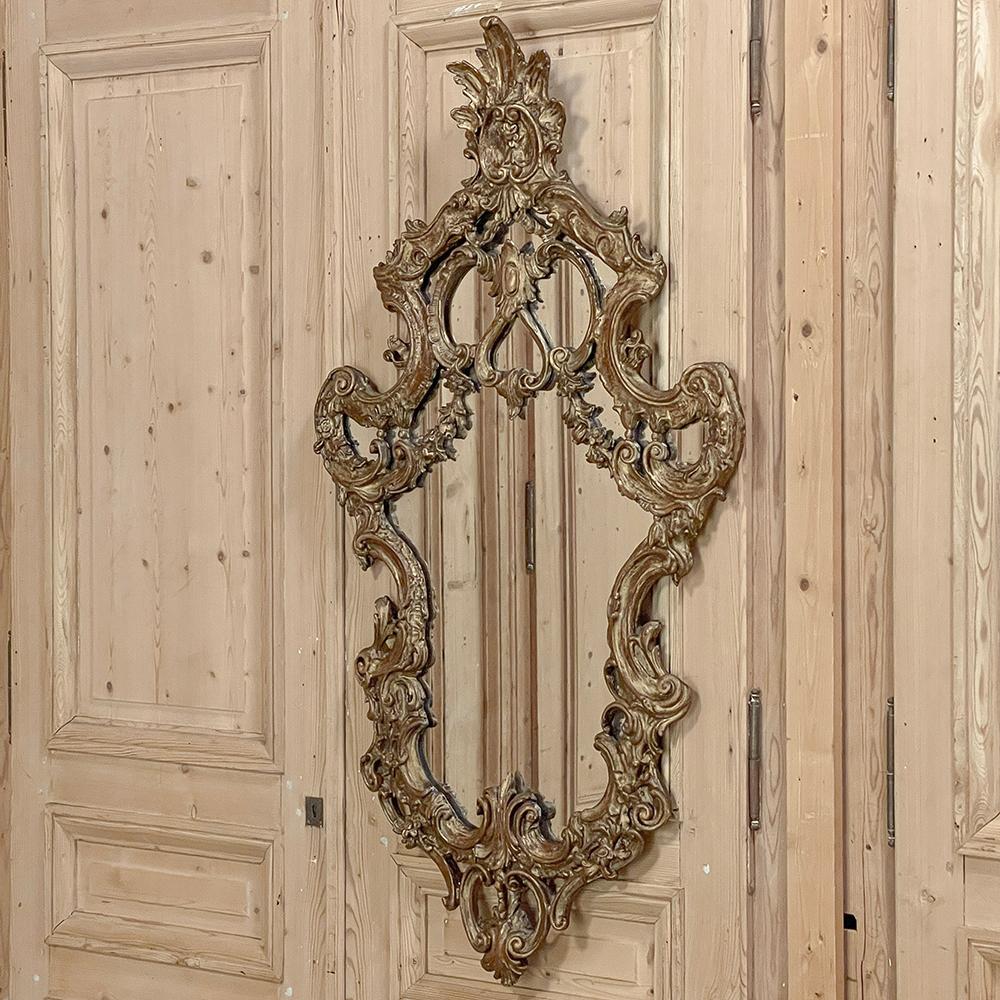 Baroque Miroir mural baroque italien ancien en bois doré en vente
