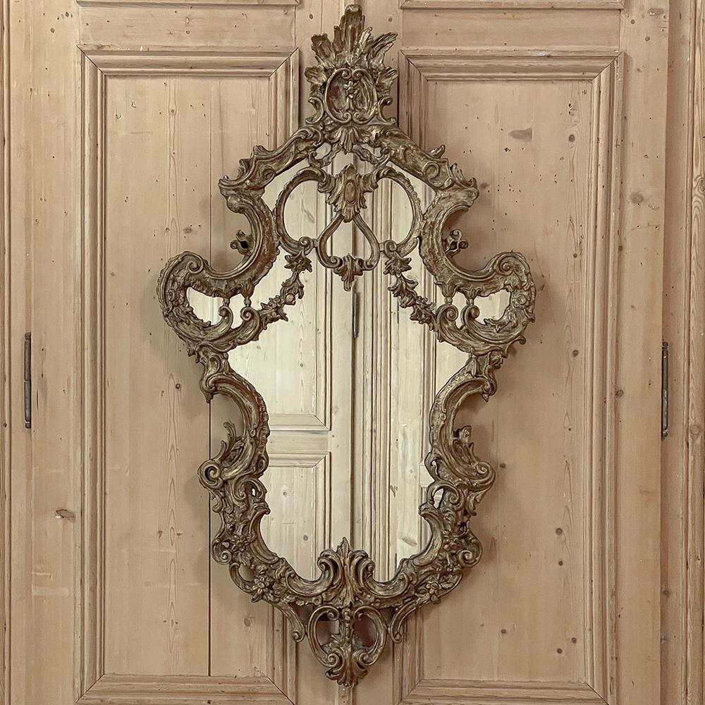 Sculpté à la main Miroir mural baroque italien ancien en bois doré en vente