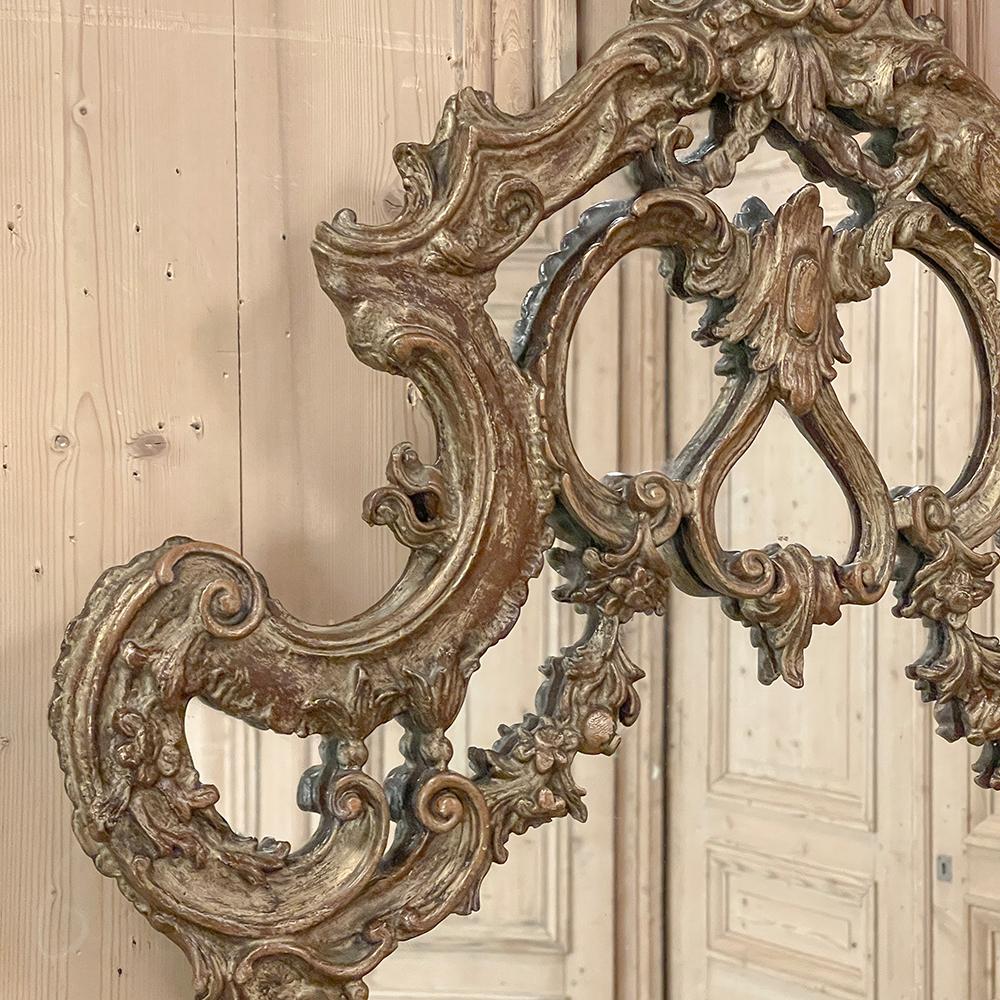 Miroir mural baroque italien ancien en bois doré en vente 1