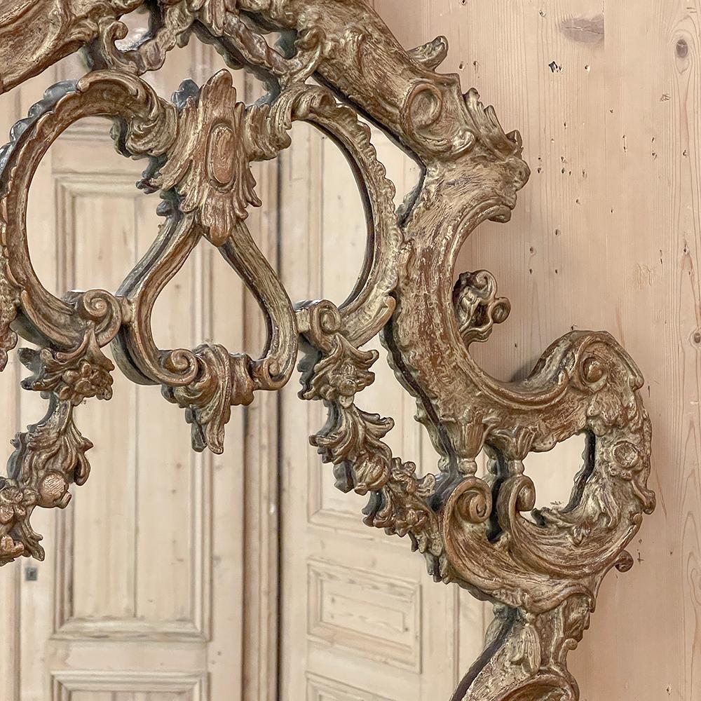 Miroir mural baroque italien ancien en bois doré en vente 2