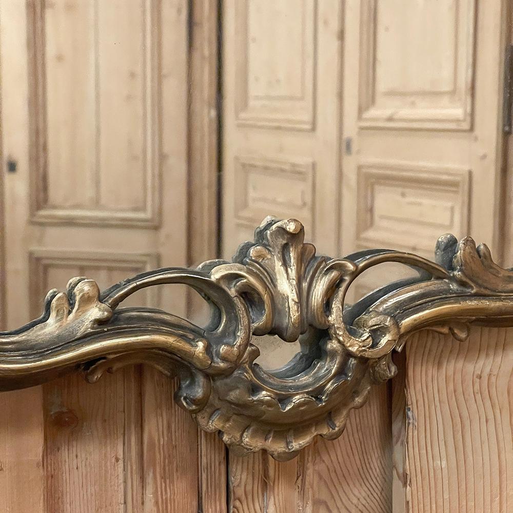 Miroir baroque italien ancien en bois doré patiné en vente 2