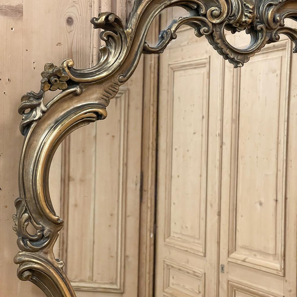 Sculpté à la main Miroir baroque italien ancien en bois doré patiné en vente