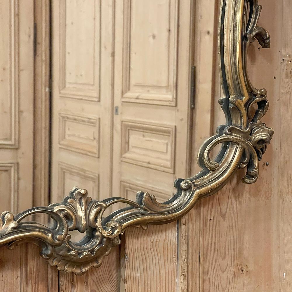 Miroir baroque italien ancien en bois doré patiné en vente 1
