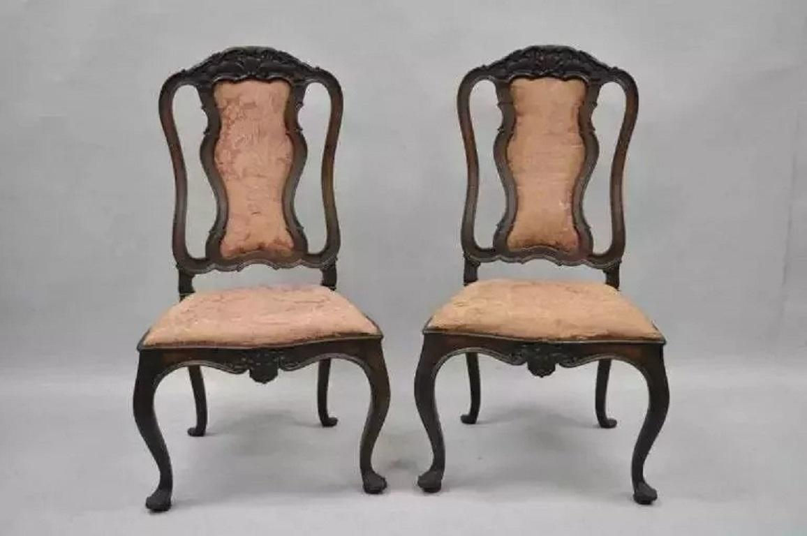 Satz von sechs antiken italienischen Barock geschnitzt Nussbaum Französisch Stil Esszimmerstühle. Massiv geschnitzter Nussbaumrahmen, fein geschnitzte obere und untere Schiene, einzigartige hölzerne hintere Rückenlehne, formschöne gepolsterte