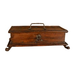 Antiguo joyero barroco italiano de nogal y hierro grabado Cassone 1600