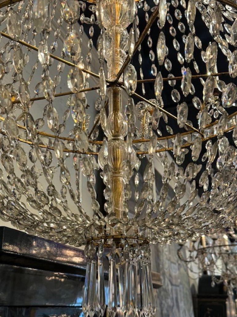 20ième siècle Lustre italien ancien en forme de panier perlé en vente
