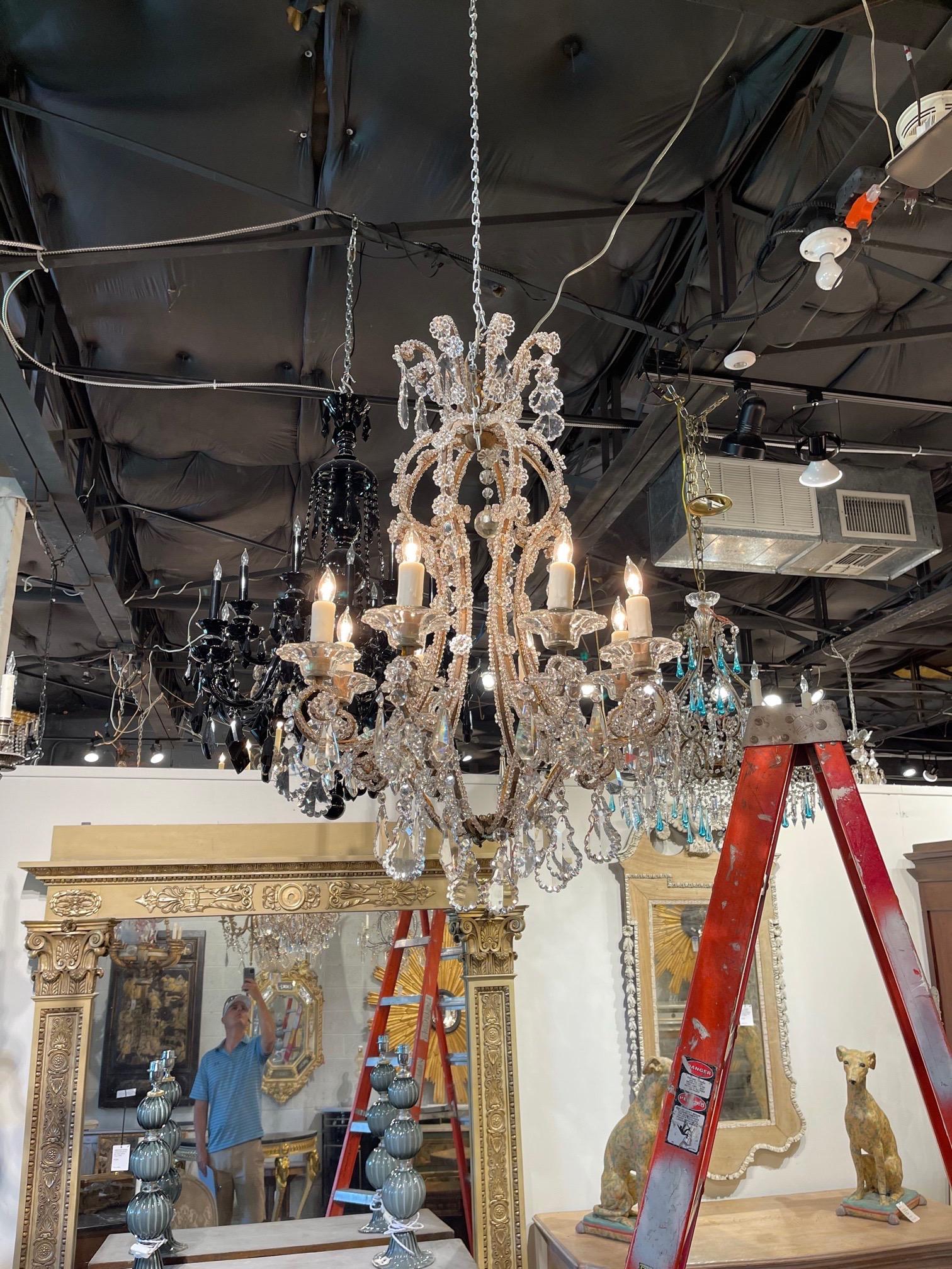 Exquis lustre italien ancien en cristal perlé avec 6 lumières. Belle base incurvée recouverte de perles et de magnifiques cristaux. C'est une déclaration impressionnante !