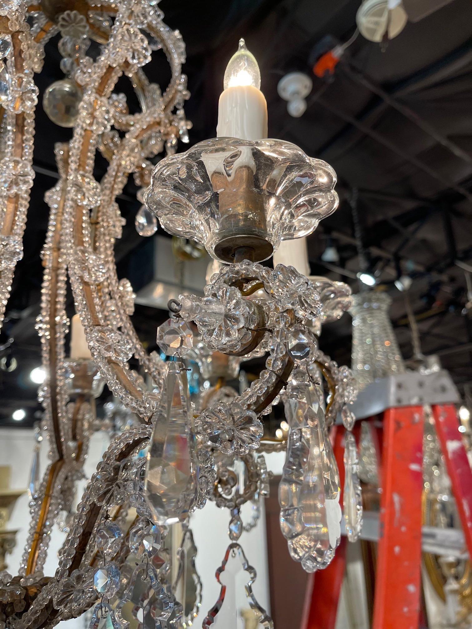20ième siècle Lustre italien ancien en cristal perlé à 6 lumières en vente
