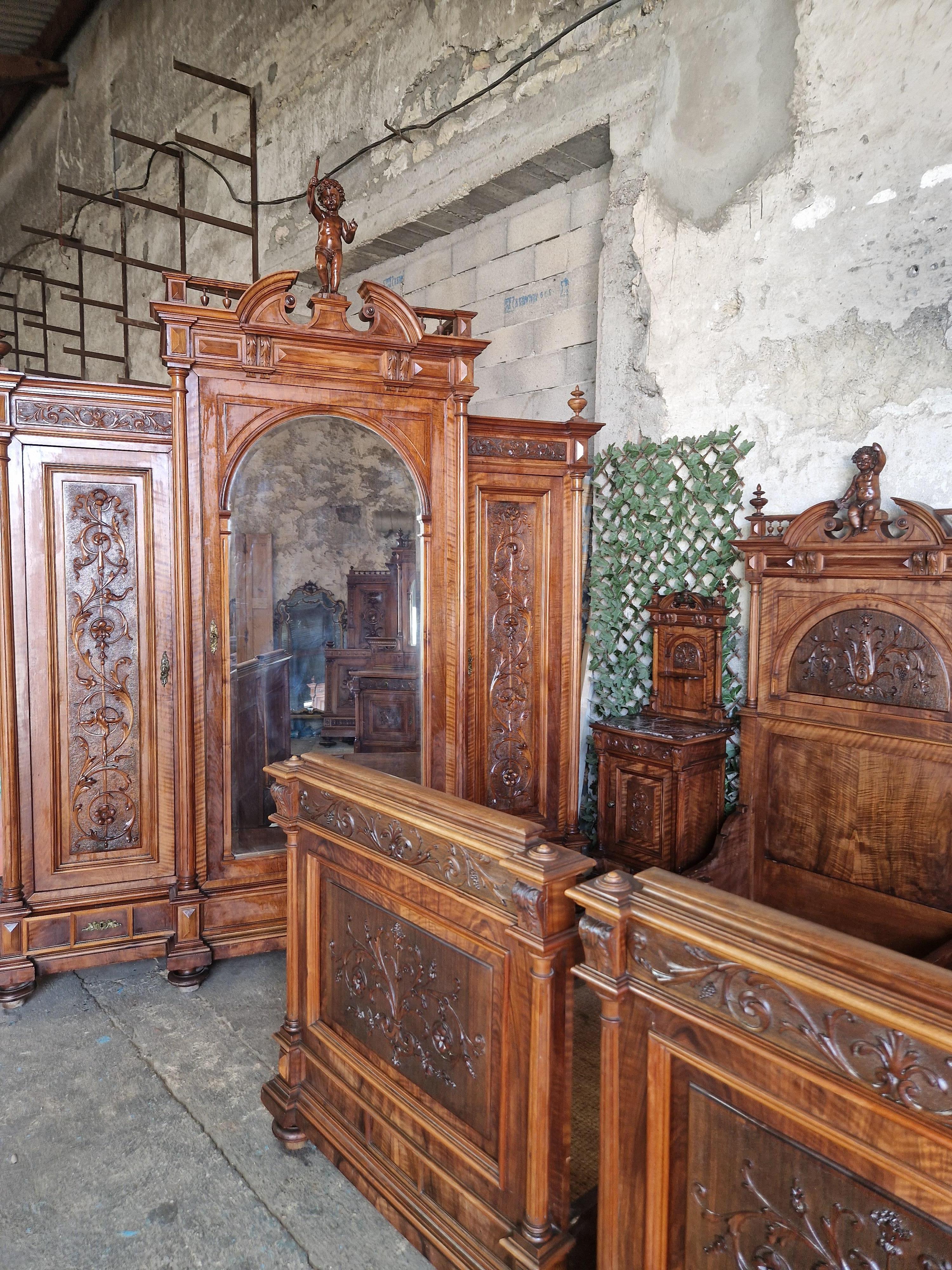  Schlafzimmer-Set Italienische Renaissance des 19. Jahrhunderts  (Spätes 19. Jahrhundert) im Angebot