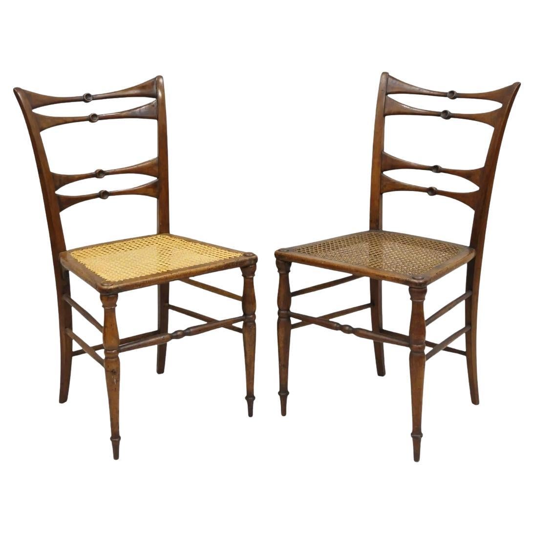 Pareja de Sillas Laterales Biedermeier Italianas Antiguas Arts & Crafts de Nogal con Pajarita Chiavari