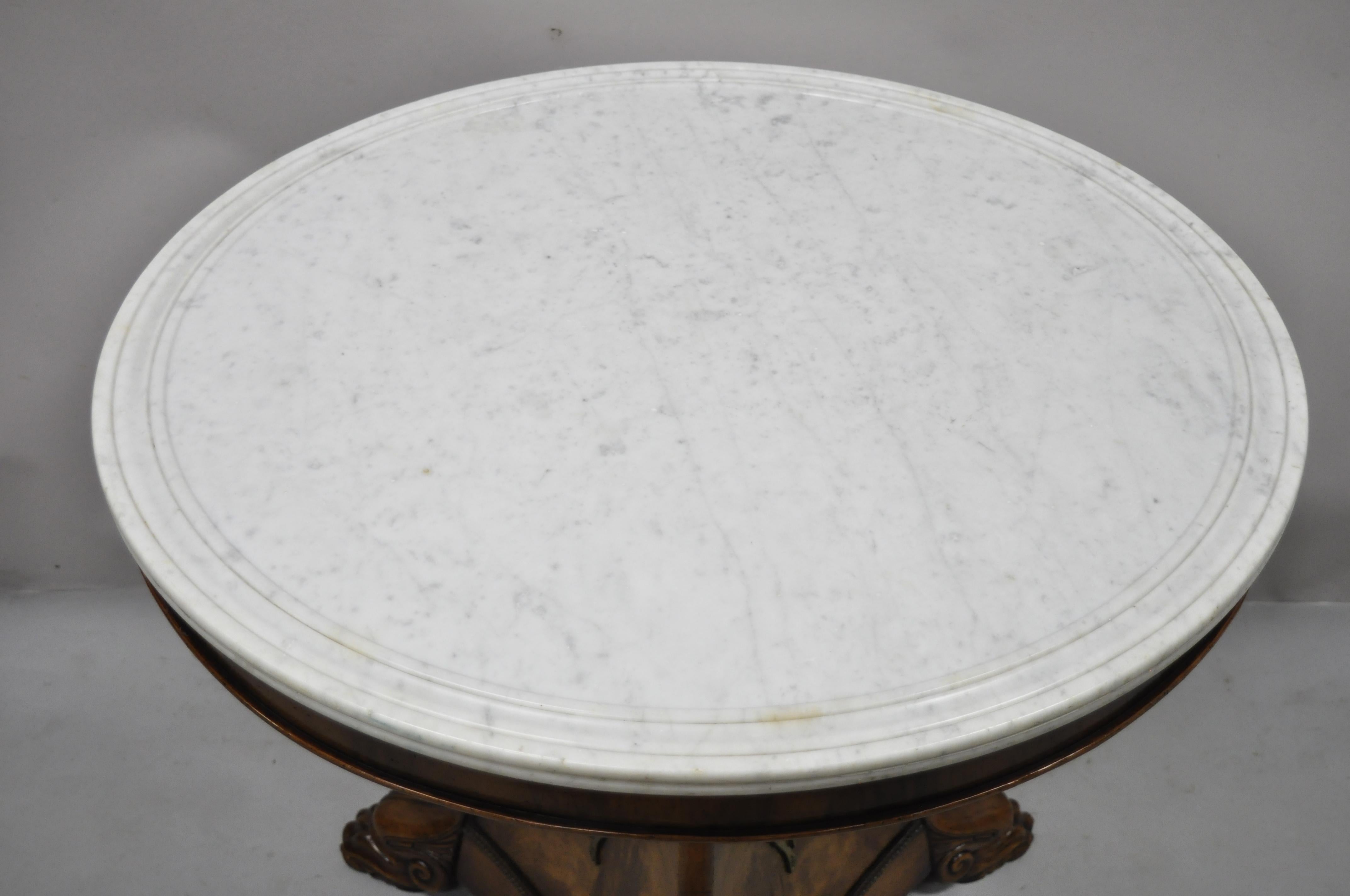 Laiton Ancienne table centrale italienne Biedermeier Empire à plateau rond en marbre et bronze doré en vente