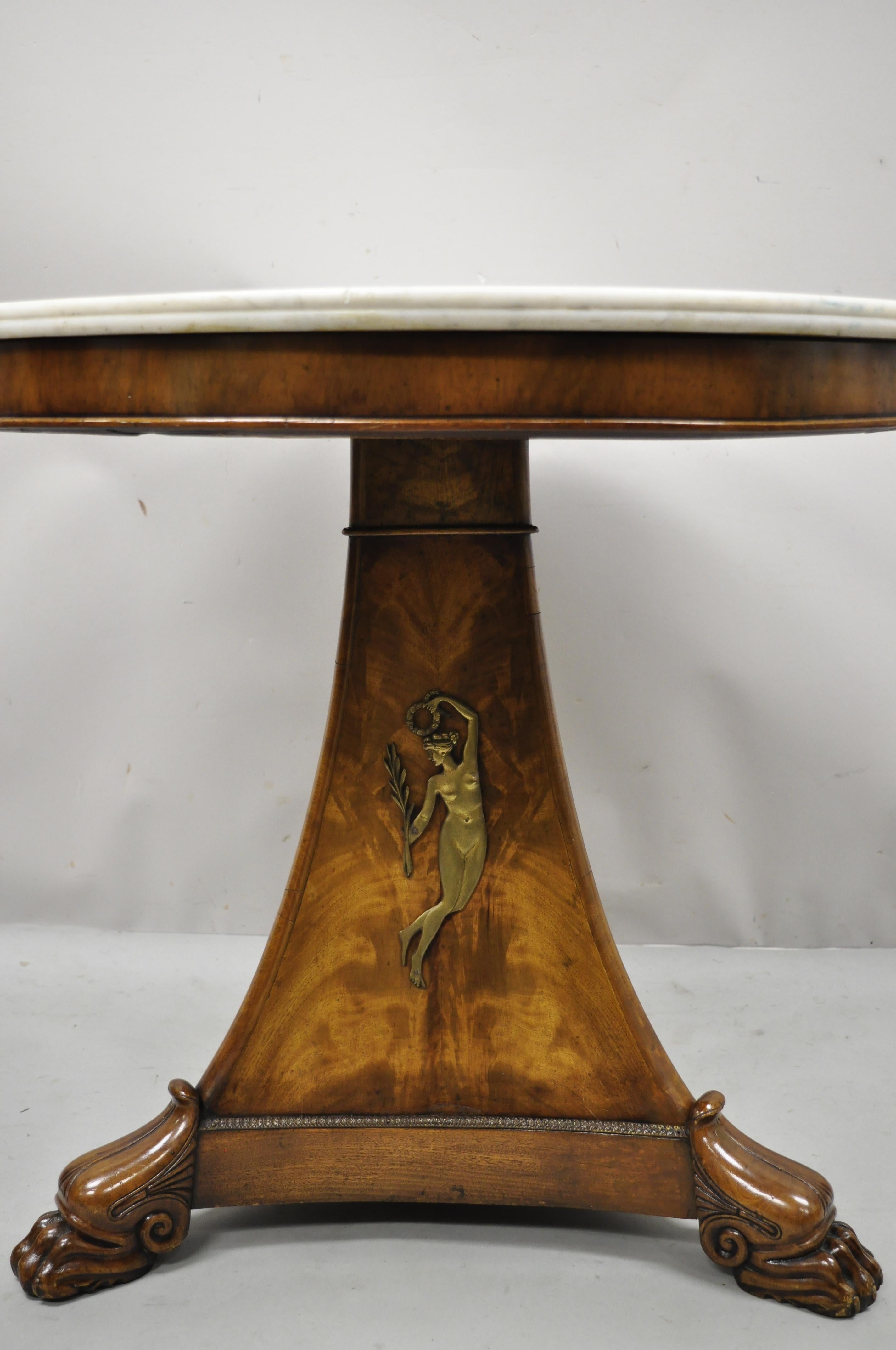 Ancienne table centrale italienne Biedermeier Empire à plateau rond en marbre et bronze doré en vente 2