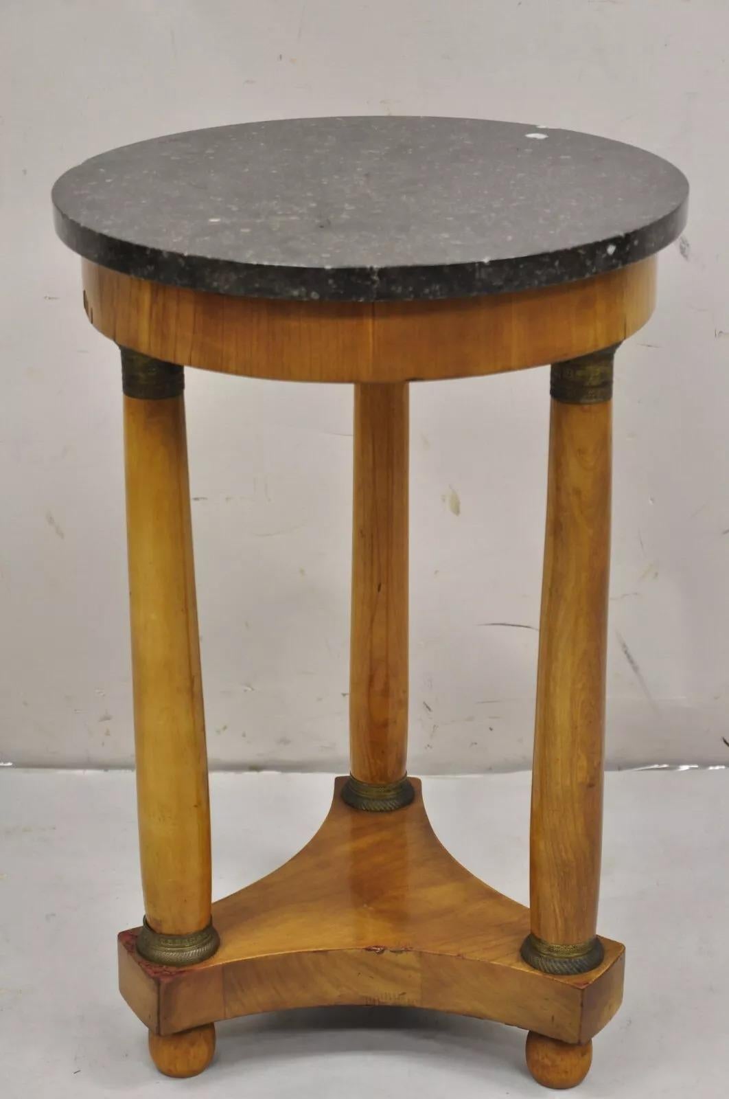 Antike italienische Biedermeier Französisch Empire Kleine Runde Marmorplatte Getränke Gueridon Beistelltisch mit Bronze Ormolu. CIRCA Anfang des 20. Jahrhunderts. Abmessungen: 24