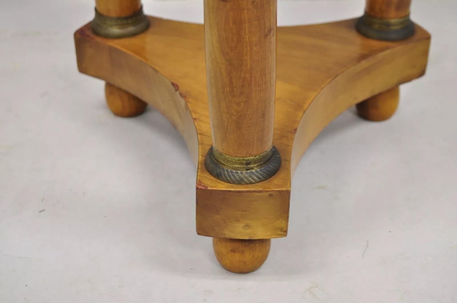 Antiker italienischer Biedermeier-Beistelltisch mit Marmorplatte, Französisches Empire, Französisches Empire (20. Jahrhundert) im Angebot