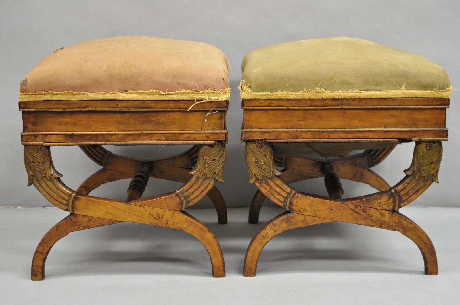 Antichi sgabelli Biedermeier Regency in noce intagliato a X - una coppia. Gli sgabelli sono caratterizzati da splendidi dettagli intagliati a mano, base a barella intagliata e una notevole patina autentica. Circa alla fine del XIX secolo. Misure: