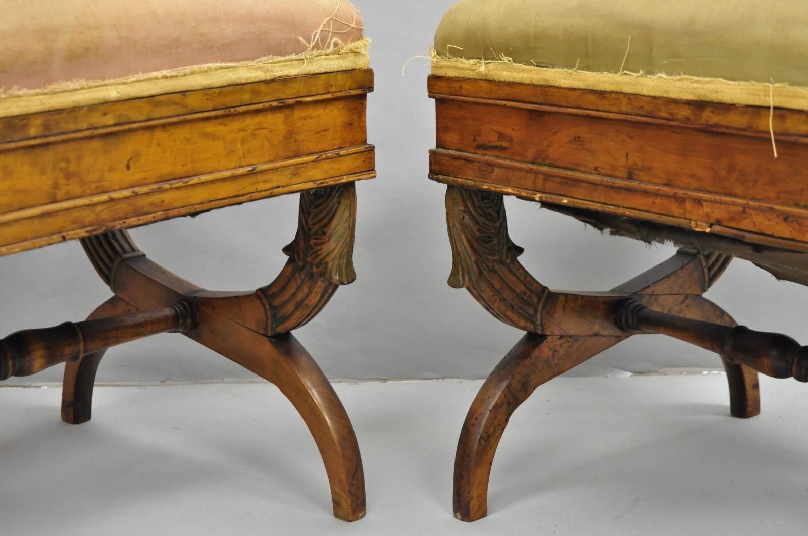 Antico sgabello italiano Biedermeier Regency in noce intagliato a X con panca - una coppia In condizioni buone in vendita a Philadelphia, PA