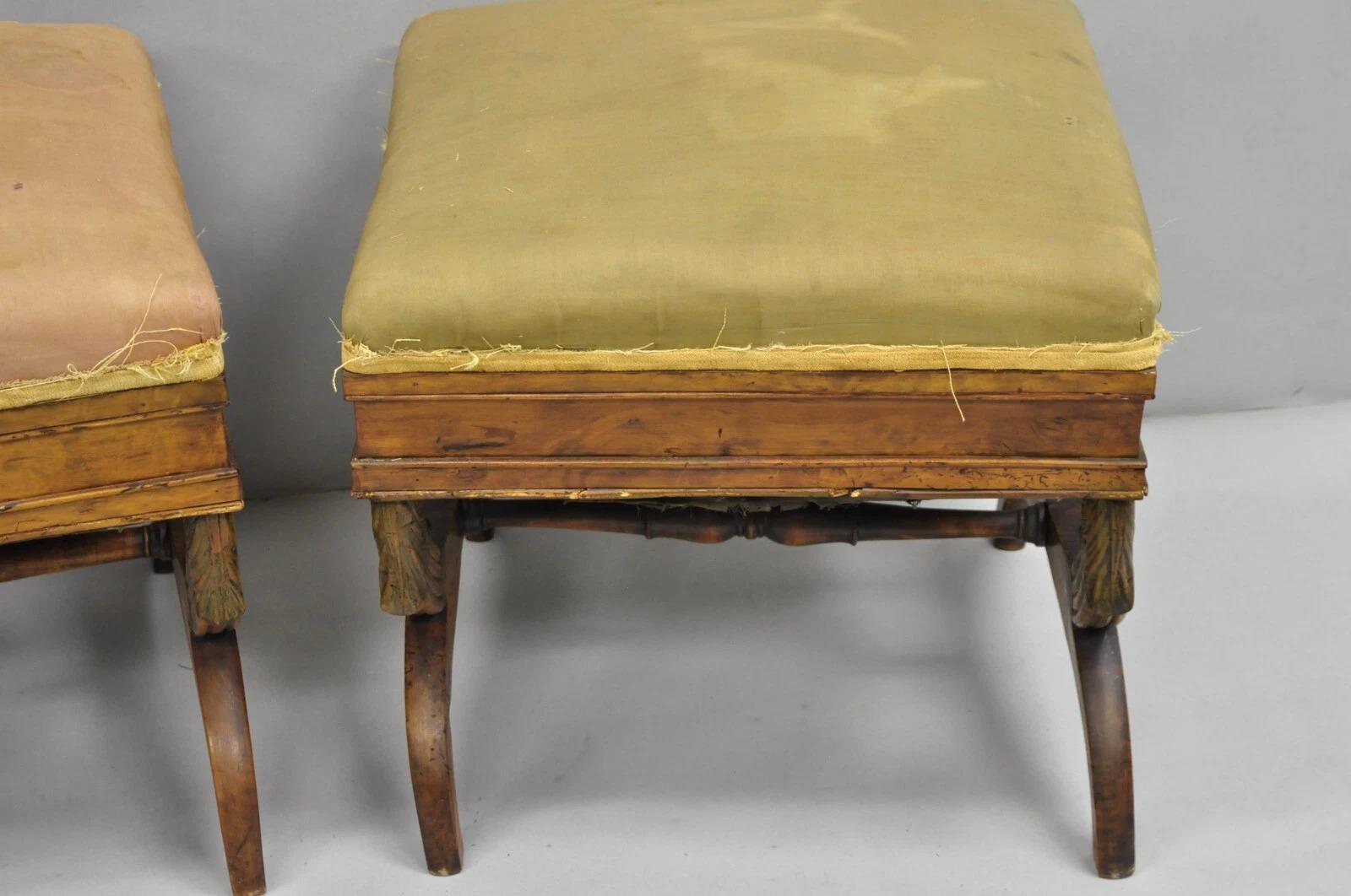 Legno Antico sgabello italiano Biedermeier Regency in noce intagliato a X con panca - una coppia in vendita