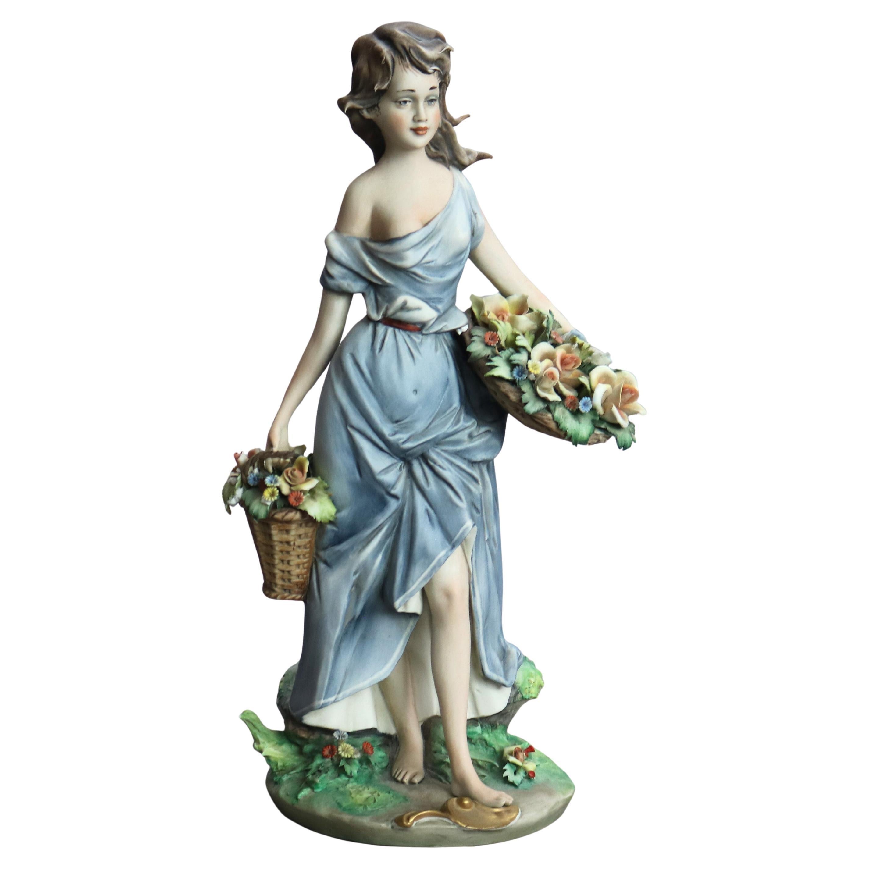 Antica porcellana italiana di bisquit dipinta a mano di Capodimonte "Ragazza con fiori in vendita
