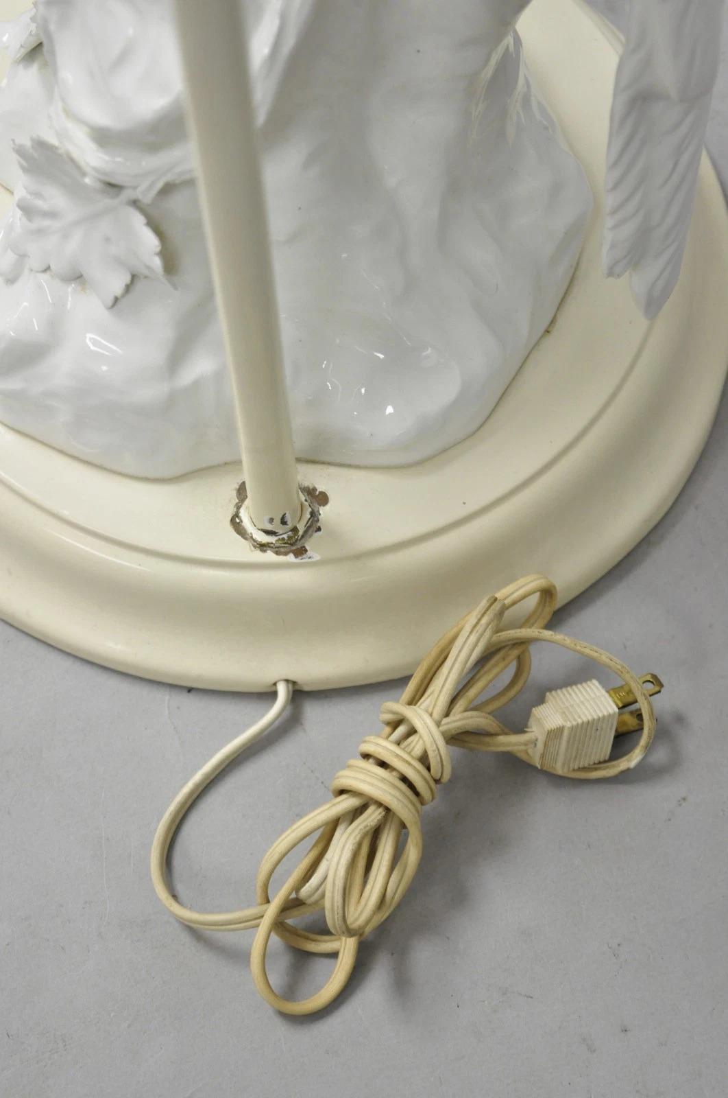 Antigua lámpara de mesa italiana Blanc de Chine de porcelana blanca con cacatúa posada en venta 4