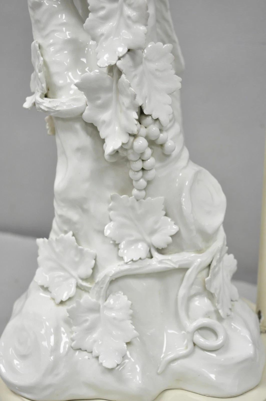 Antigua lámpara de mesa italiana Blanc de Chine de porcelana blanca con cacatúa posada en venta 5