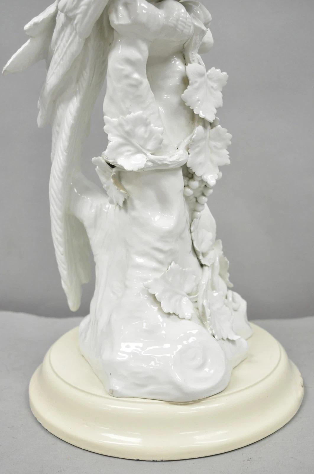 Antigua lámpara de mesa italiana Blanc de Chine de porcelana blanca con cacatúa posada en venta 6