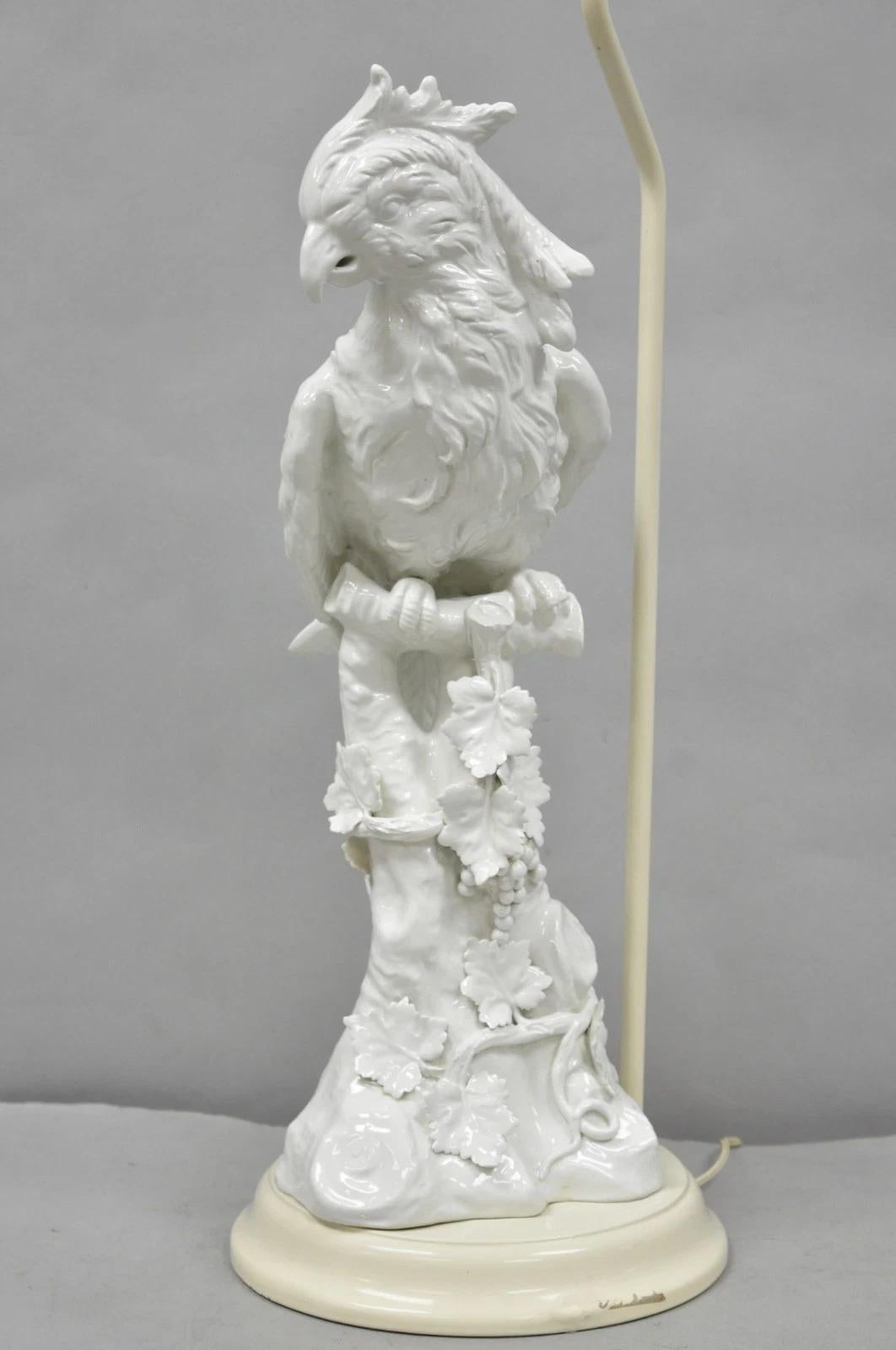 Antigua lámpara de mesa italiana Blanc de Chine de porcelana blanca con cacatúa posada en Bueno estado para la venta en Philadelphia, PA