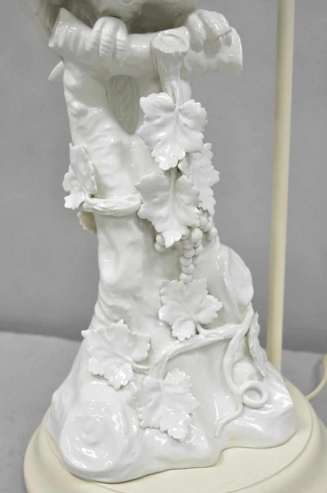 Antigua lámpara de mesa italiana Blanc de Chine de porcelana blanca con cacatúa posada Porcelana en venta