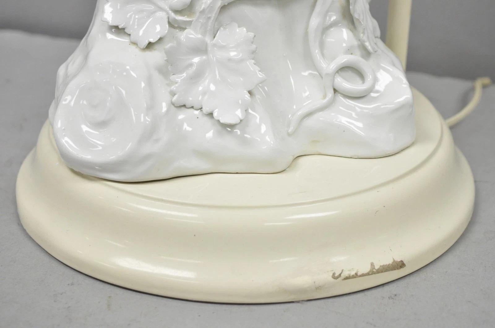 Antigua lámpara de mesa italiana Blanc de Chine de porcelana blanca con cacatúa posada en venta 1