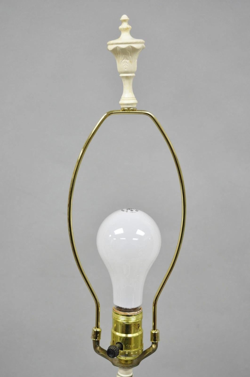 Antigua lámpara de mesa italiana Blanc de Chine de porcelana blanca con cacatúa posada en venta 2