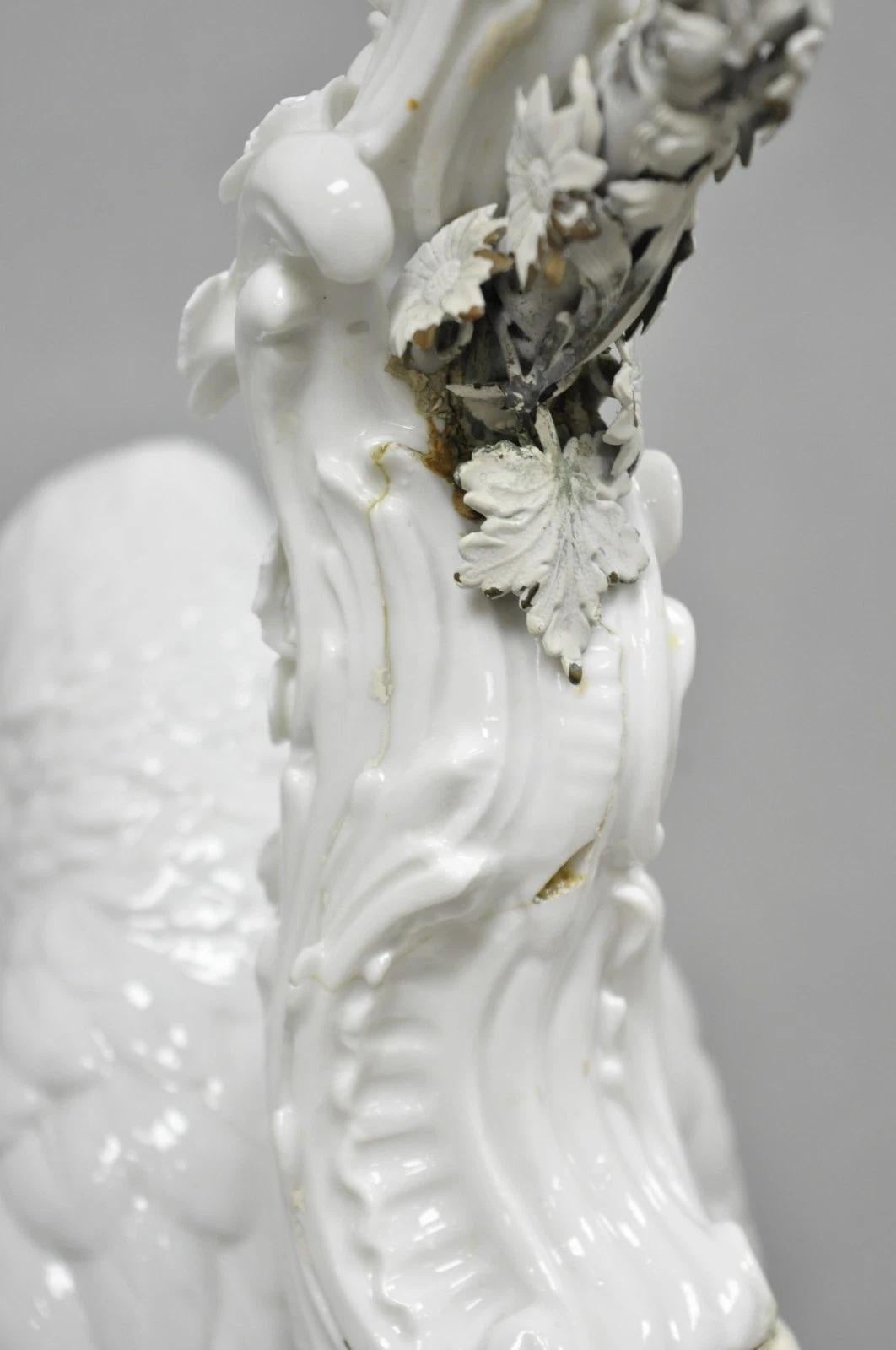 Ancienne lampe de table en porcelaine blanche de Blanc de Chine pour perroquet perché en vente 4