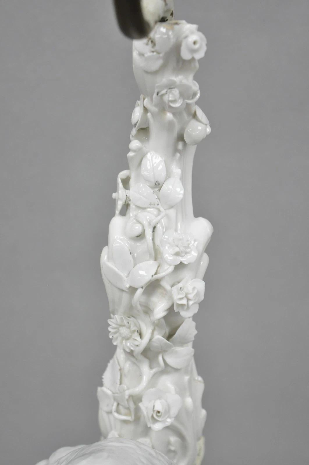 Ancienne lampe de table en porcelaine blanche de Blanc de Chine pour perroquet perché en vente 6